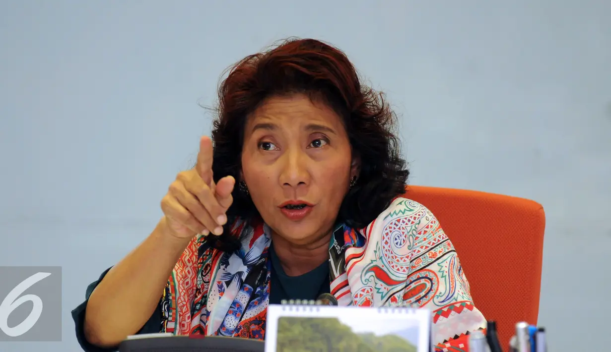 Menteri KKP, Susi Pudjiastuti memberi keterangan terkait penyelamatan hiu paus dari pemanfaatan secara illegal, Jakarta, Jumat (27/5). Hasil operasi ditemukan hiu paus di keramba jaring apung PT Air Biru Maluku. (Liputan6.com/Helmi Fithriansyah)