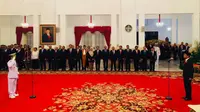 Presiden Jokowi melantik  Laksdya Siwi Sukma Adji sebagai Kepala Staf Angkatan Laut (KSAL) di Istana. (Merdeka.com/ Titin Supriatin)