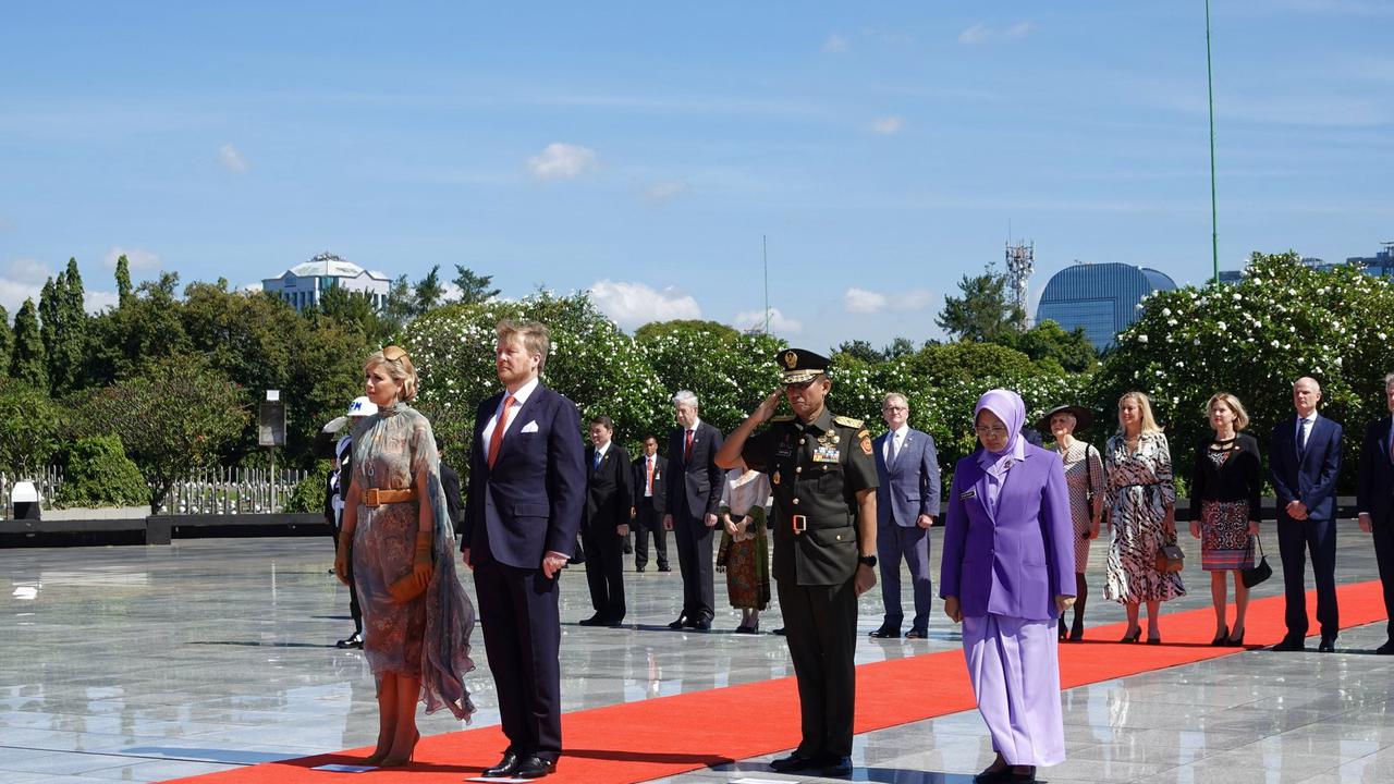 Potret pasangan Kerajaan Belanda lakukan penghormatan di TMP Kalibata.