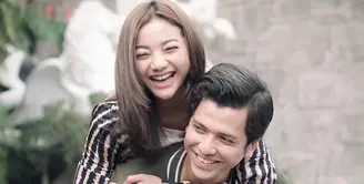 Rendi Jhon dan Glenca Chysara kini mulai santai dan tak malu lagi ketika tampil romantis di hadapan publik. (Instagram/glencachysaraofficial )