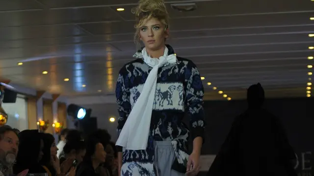 Busana Troso Nimbrung karya siswa SMK Kudus di fashion show Paris