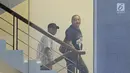 Wilhelmus Iwan Ulumbu menaiki tangga untuk menjalani pemeriksaan di KPK, Jakarta, Senin (12/2). KPK mengamankan total lima orang yang terjaring dalam OTT dan dua diantaranya yaitu Bupati Ngada Marianus Sae dan Wilhelmus. (Liputan6.com/Herman Zakharia)