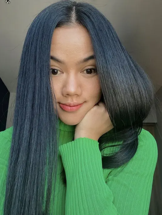 Dengan rambut hitam terurai, Yura tampil dengan atasan knit warna hijau. Selama di Jepang, Yura pun terlihat tanpa makeup berlebih bahkan tampil tanpa makeup. Credit: Instagram (@yurayunita)