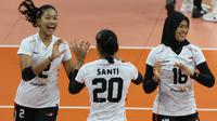 Selebrasi pemain Timnas voli putri Indonesia (dari kiri) Maradanti Namira, Junaida Santi dan Putri Agustin setelah mencetak angka saat menghadapi Kazakhstan pada laga Grup B AVC Challenge Cup 2024 di Rizal Memorial Coliseum, Manila, Filipina, Sabtu (25/5/2024). Indonesia kalah 0-3 (17-25, 13-25, 22-25). (Asian Volleyball Confederation)