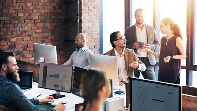 Ilustrasi Foto Bekerja di Kantor | Copyright: iStockphoto