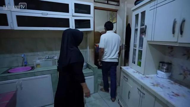 Lemari Piring Sederhana Menempel di Dinding