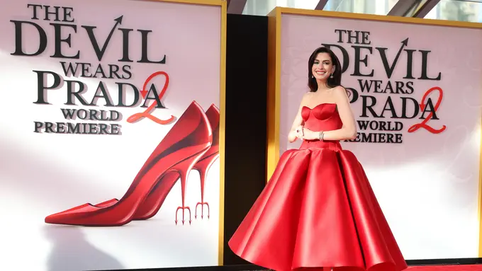 Pesona Menyala Anne Hathaway di World Premiere The Devil Wears Prada 2, Dress Merah Berpadu dengan Perhiasan Bvlgari
