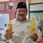 Plt Bupati Nganjuk Marhaen Djumadi membagikan minuman beras kencur pada acara  istigasah PDIP Jatim. (Dian Kurniawan/Liputan6.com)