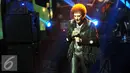 Vokalis God Bless, Ahmad Albar beraksi dalam Konser Panggung Sandiwara God Bless di Jakarta, Jumat, (7/8/2015). God Bless tampil dengan formasi Ahmad Albar, Abadi Soesman, Ian Antono, dan Donny Fattah. (Liputan6.com/Panji Diksana)