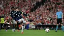 Pemain Manchester United, Bruno Fernandes mencetak gol melalui tendangan penalti ke gawang Athletic Bilbao dalam laga leg 1 semifinal Liga Europa 2024/2025 di San Mames Stadium, Bilbao, Spanyol, Kamis (01/05/2025) waktu setempat. (AFP/Ander Gillenea)