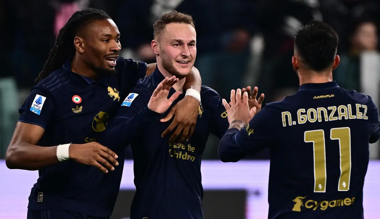 Gelandang Juventus Teun Koopmeiners (tengah) bersama Khephren Thuram-Ulien (kiri) dan Nicolas Gonzalez setelah mencetak gol pada pertandingan pekan ke-27 Serie A Italia 2024/2025 melawan Hellas Verona di Stadion Allianz, Turin, pada 3 Maret 2025 waktu setempat atau Selasa (4/3/2025) dini hari WIB. (MARCO BERTORELLO/AFP)