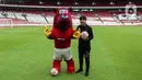 <p>Pelatih Timnas Indonesia Shin Tae-yong (kanan) foto bersama maskot Piala Dunia U-20 Bacuya (Badak Cula Cahaya) saat Hitung Mundur 100 Hari Menuju Piala Dunia U-20 di Stadion Utama Gelora Bung Karno, Jakarta, Kamis (9/2/2022). Piala Dunia U-20 2023 akan digelar di Indonesia mulai 20 Mei hingga 11 Juni mendatang di Stadion Utama Gelora Bung Karno. (Liputan6.com/Johan Tallo)</p>