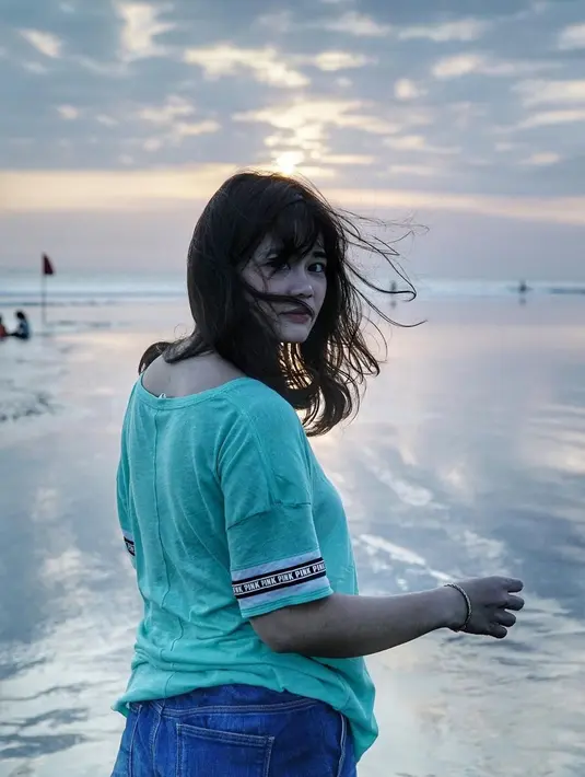 Olivia Sumargo sangat menyukai wisata bahari. Suasana tenang di pantai menjadi salah satu caranya untuk melepas penat dari padatnya pekerjaan. Momen Olivia Sumargo saat di pantai ini tuai atensi dari netizen. (Liputan6.com/IG/@oliviasumargo)