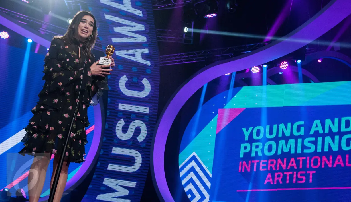 Penyanyi asal Inggris Dua Lipa saat menjadi bintang tamu acara SCTV Music Awards 2017  di Studio 6 EMTEK, Jakarta, Selasa (16/5). Dua lipa membawakan lagu hitsnya yang berjudul, Be The One dan blow your mind (mwah). (Liputan6.com/Gempur M Surya)