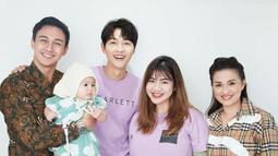 Liburan sekaligus babymoon ke Korea Selatan, dalam kesempatan ini Felicya Angelista dan Caesar Hito juga bertemu dengan Song Joong Ki. Dikenal sebagai sosok yang humble dan ramah, aktor Korea Selatan yang awali karier tahun 2008 itu terlihat sudah sangat dekat dengan Feli dan Caesar Hito. Dirangkul Song Joong Ki, kebersamaan Feli dan bintang film Space Sweepers itu bikin iri. (Liputan6.com/IG/@felicyangelista_)