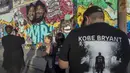 Orang-orang berkumpul di depan mural karya Muck Rock dan Mr79lts bergambar Kobe Bryant dan putrinya, Gianna Bryant di Los Angeles, Senin (27/1/2020). Pemain basket legendaris NBA Kobe Bryant bersama putrinya, Gianna tewas dalam kecelakaan helikopter pada Senin (27/1). (DAVID MCNEW/GETTY IMAGES/AFP)
