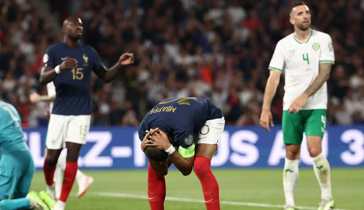 Reaksi kecewa striker Timnas Prancis, Kylian Mbappe (tengah) setelah gagal memanfaatkan peluang di depan gawang Republik Irlandia pada laga Grup B Kualifikasi Euro 2024 di Parc des Princes Stadium, Paris, Jumat (8/9/2023) dini hari WIB. (AFP/Franck Fife)
