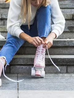 Sepatu roda yang identik dengan aktivitas santai kini mulai dilirik sebagai bagian dari gaya beraktivitas, termasuk saat bekerja di lingkungan kantor yang lebih kasual. (Foto/Dok: Magnific)