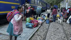 Penduduk dan pengunjung tiba di Machu Picchu, Peru dengan kereta pertama setelah layanan dari Ollantaytambo diperbarui, Rabu (8/2/2023). Layanan kereta api ke Machu Picchu di Peru sebagian diaktifkan kembali Rabu ini untuk mengangkut penduduk lokal, setelah penangguhan hampir tiga minggu karena blokade rel kereta api akibat protes anti-pemerintah yang mengguncang negara Andes. (Carolina Paucar / AFP)