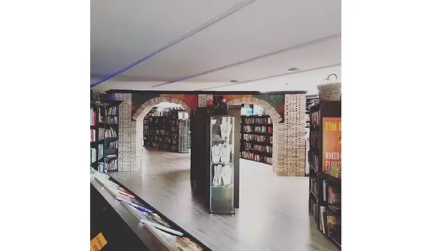 Pria Ini Bangun Dinding Toko dengan Buku dalam 1 Bulan, Hasilnya Bikin Takjub