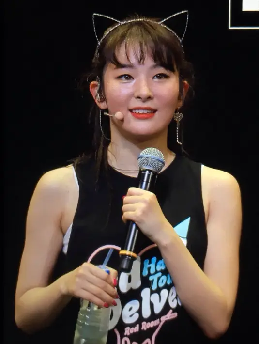 "Aku sebenarnya diterima agensi lantaran kemampuanku saat bernyanyi. Tapi   semakin banyak orang yang berbakat yang muncul dan suaraku tak muncul   lagi," lanjutnya. (Foto: instagram.com/seulgiredvelvet)