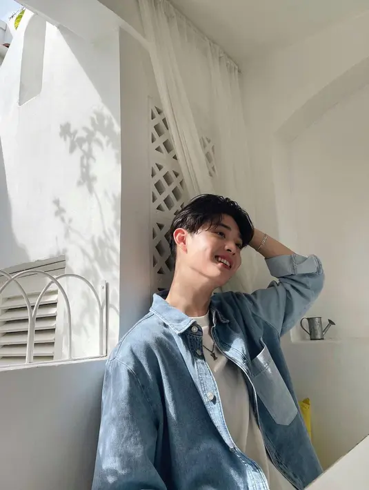 Dipotret ini, Gabriel Prince hanya memadukan t-shirt putih dengan kemeja denim. Sebagai aksesori, ia menggunakan necklace chain dari Louis Vuitton. (instagram/phrrince)