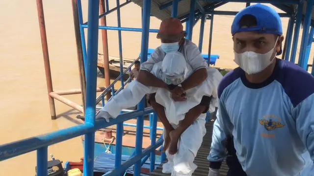 Viral seorang polisi di Riau menggendong pasien suspek Covid-19 ke rumah sakit. (Istimewa)