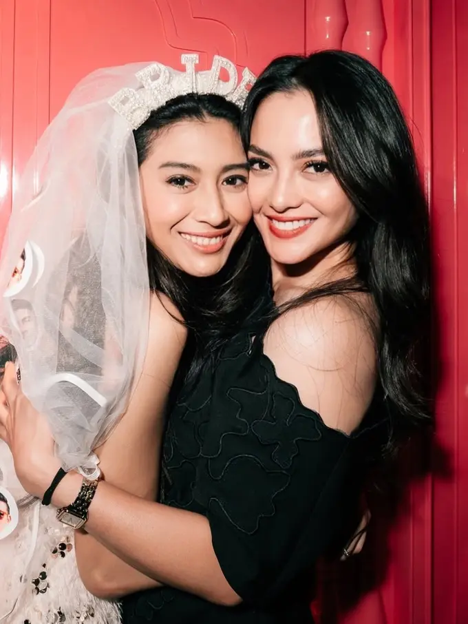 Ririn Ekawati Beri Kejutan Bridal Shower Fitrie Rachmadhina