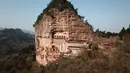 Foto dari udara menunjukkan pemandangan Gua Gunung Maiji di Tianshui, Provinsi Gansu, China barat laut (29/11/2020). Gua Gunung Maiji merupakan salah satu dari empat gua paling terkenal di China dengan 221 gua yang dilestarikan saat ini. (Xinhua/Ma Xiping)