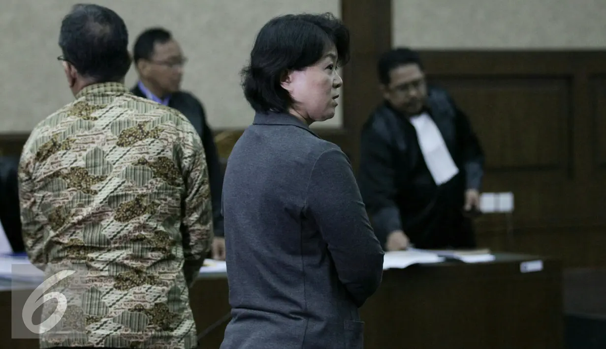Meimei alias Memi menjalani sidang perdana di Pengadilan Tipikor, Jakarta, Selasa (8/11). Memi  bersama Xaveriandy diduga melakukan penyuapan kepada Irman Gusman untuk distribusi gula import di Sumatera Barat. (Liputan6.com/Johan Tallo)