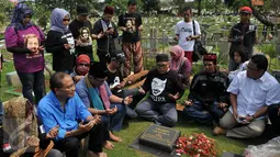 Bakal Cagub DKI, Rizal Ramli (kedua kiri) bersama anak Benyamin, Biem Benyamin, dan para penggemar berdoa saat memperingati haul ke-21 tokoh Betawi yang akrab disapa Benyamin S itu, di TPU Karet Bivak, Jakarta, Senin (5/9). (Liputan6.com/Gempur M Surya)