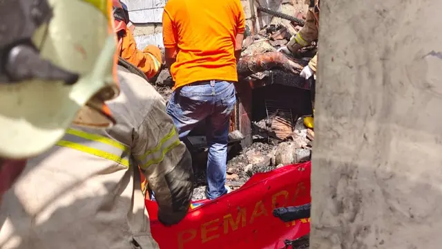 Petugas Pemadam Kebakaran mengevakuasi jenazah korban usai peristiwa kebakaran dan ledakan tabung gas di wilayah Gandul, Cinere, Depok