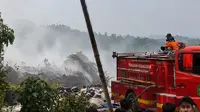 Kebakaran di lahan eks TPA Panembong, Subang, diketahui terjadi sejak Jumat, 10 Juli 2026. (Foto: Antara)