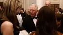 File foto 12 Maret 2020, Pangeran Charles dari Inggris (tengah) bertemu para tamu saat makan malam di Mansion House di London. Pangeran Charles yang kini berusia 71 tahun positif tertular corona (COVID-19) dan sedang menjalani karantina di Skotlandia. (Eamonn McCormack/PA via AP, File)