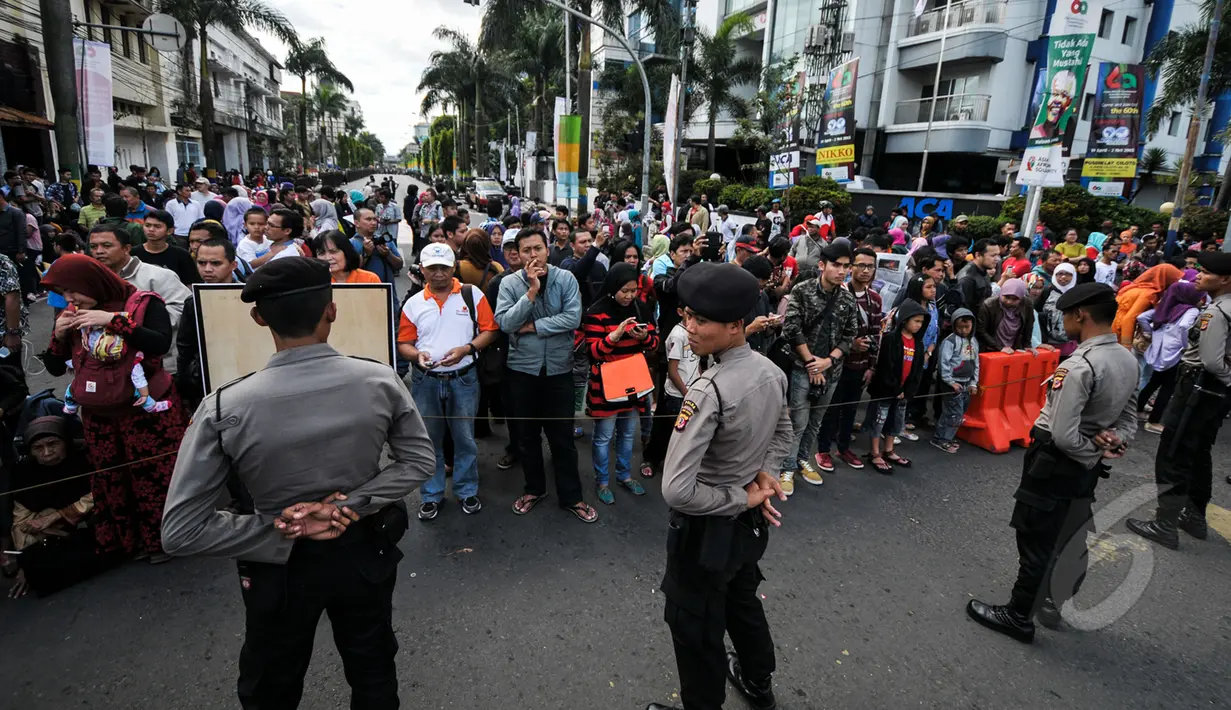 Petugas kepolisian menjaga ketat jalan yang dilalui Para kepala Negara dan delegasi dari Asia dan Afrika mengikuti 'Historical Walk' dalam rangkaian Peringatan KAA ke-60, di Jalan Asia Afrika, Bandung, Jumat (24/4/2015). (Liputan6.com/Faizal Fanani)