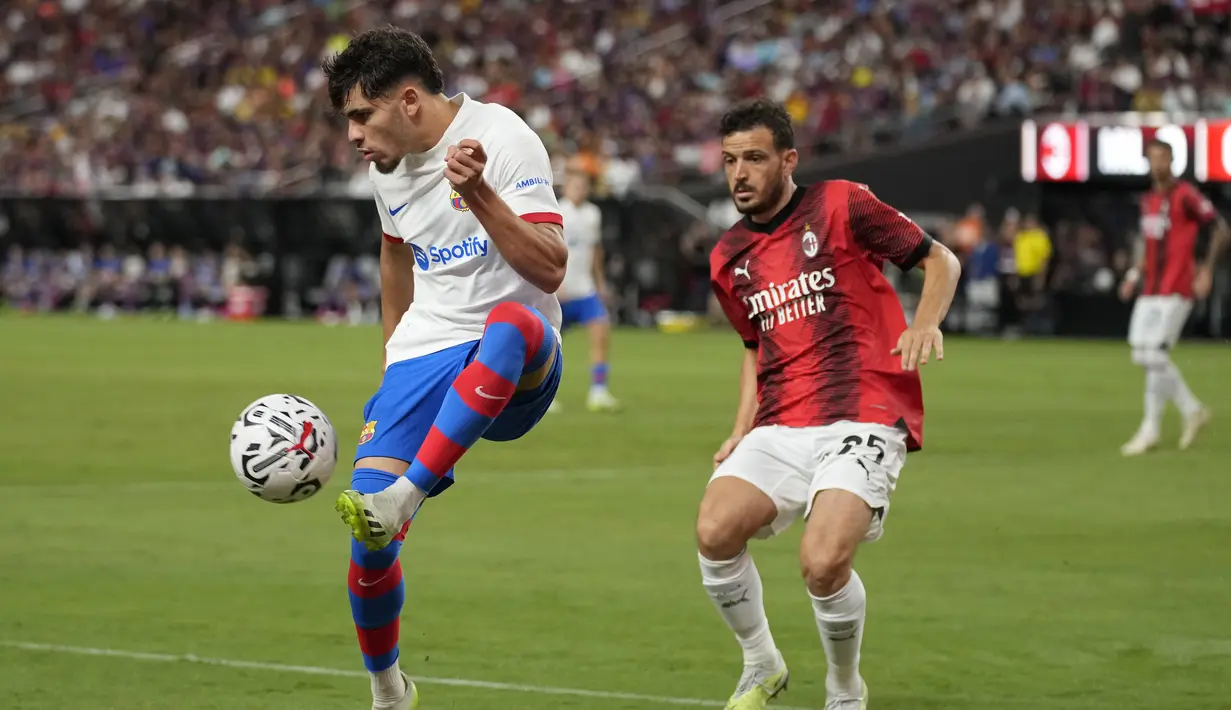 AC Milan harus mengakui keunggulan Barcelona dengan skor 0-1. (AP Photo/John Locher)
