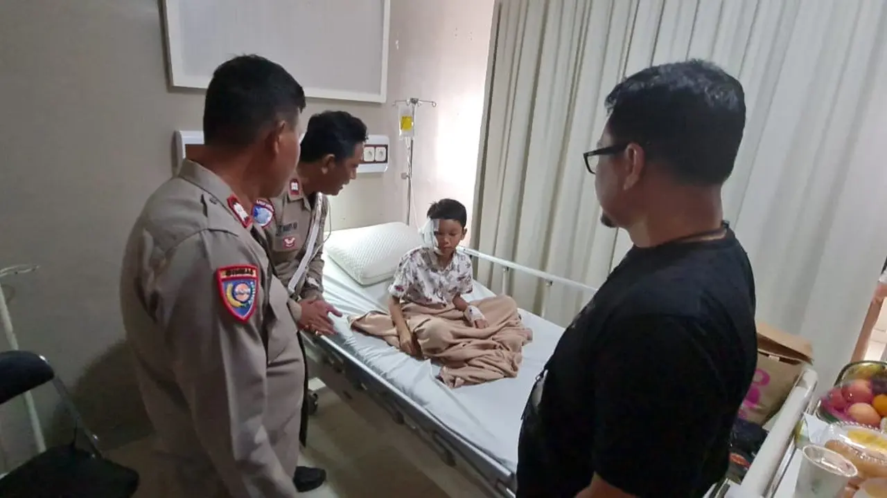 Seorang siswa SMP terluka setelah terlindas mobil. Peristiwa kecelakaan terekam CCTV salah satu rumah warga. Videonya pun viral di media sosial. (Liputan6.com/Ady Anugrahadi)