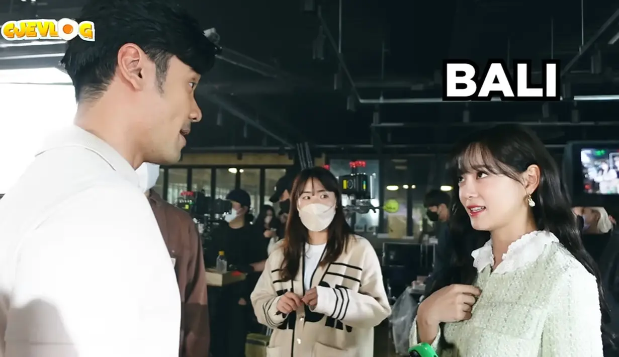 Kim Sejeong lalu berkata bahwa dia pernah berkunjung ke Bali. (Foto: YouTube/ Chicco Jerikho)