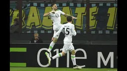 Gelandang Wolfsburg, Daniel Caligiuri (kiri) merayakan selebrasi usai mencetak gol ke gawang Inter Milan di leg kedua 16 besar Liga Europa di Stadion San siro, Italy (19/3/2015). Wolfsburg menang 2-1 atas Inter Milan. (AFP PHOTO/Olivier Morin)