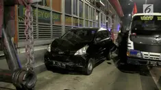 Sebanyak dua kendaraan minibus terlibat kecelakaan akibat salah satu kendaraan memakirkan kendaraanya sembarangan di jalur Transjakarta di jalan Tendean, Jakarta Selatan, Rabu dini hari.
