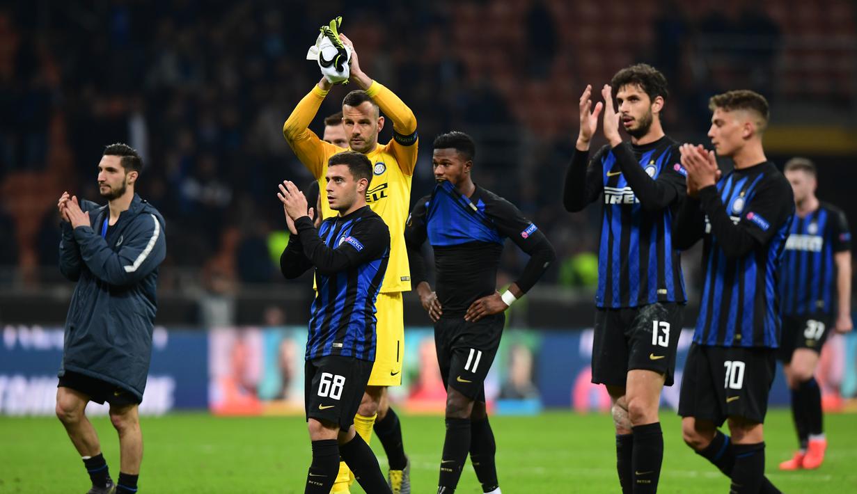 Ekspresi pemain Inter Milan usai alami kekalahan pada leg kedua, babak 16 besar Liga Europa yang berlangsung di Stadion Giuseppe Meazza, Jumat (15/3). Inter Milan kalah 0-1 kontra Eintracht Frankfurt. (AFP/Miguel Medina)