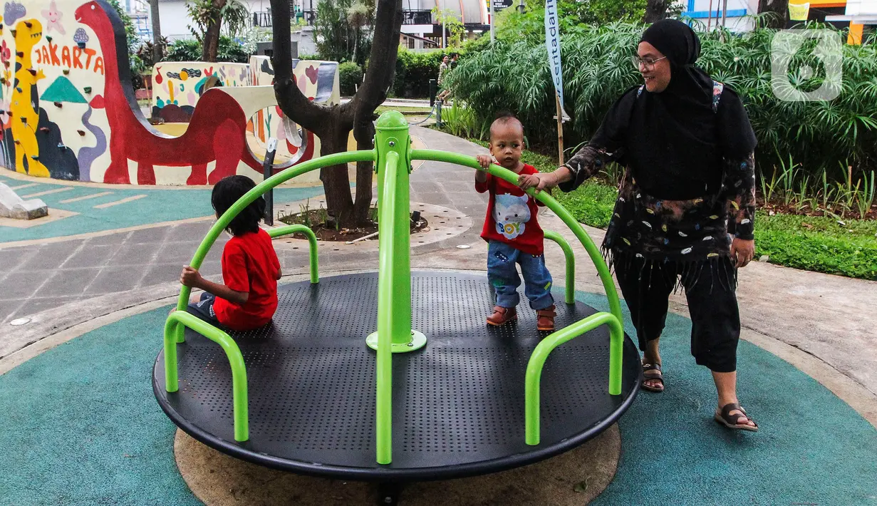 Seorang ibu menemani anaknya menikmati area bermain di Taman Literasi Martha Christina Tiahahu, di Kawasan Blok M, Jakarta Selatan, Selasa (9/5/2023). (Liputan6.com/Johan Tallo)