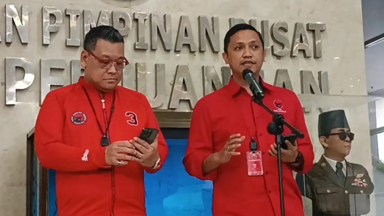 Ketua DPP PDI Perjuangan (PDIP) Ronny Berty Talapessy dan Eriko Sotarduga di kantor DPP PDIP, Jakarta.