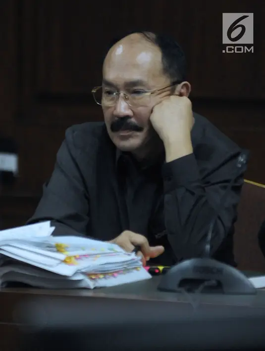 Terdakwa dugaan merintangi penyidikan dugaan korupsi e-KTP, Fredrich Yunadi saat mengikuti sidang lanjutan di Pengadilan Tipikor, Jakarta, Kamis (29/3). Sidang mendengarkan keterangan saksi. (Liputan6.com/Helmi Fithriansyah)