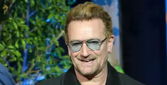 Bono vokalis grup band U2 selamat dari kecelakaan pesawat pada November tahun 2014 silam. Pesawat yang ditumpanginya bermasalah saat pendaratan, beruntung tidak ada yang terluka dari kejadian tersebut. (Bintang/EPA) 