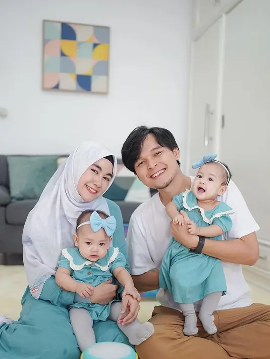 Anisa Rahma asuh buah hati [Instagram/anisarahma_12]