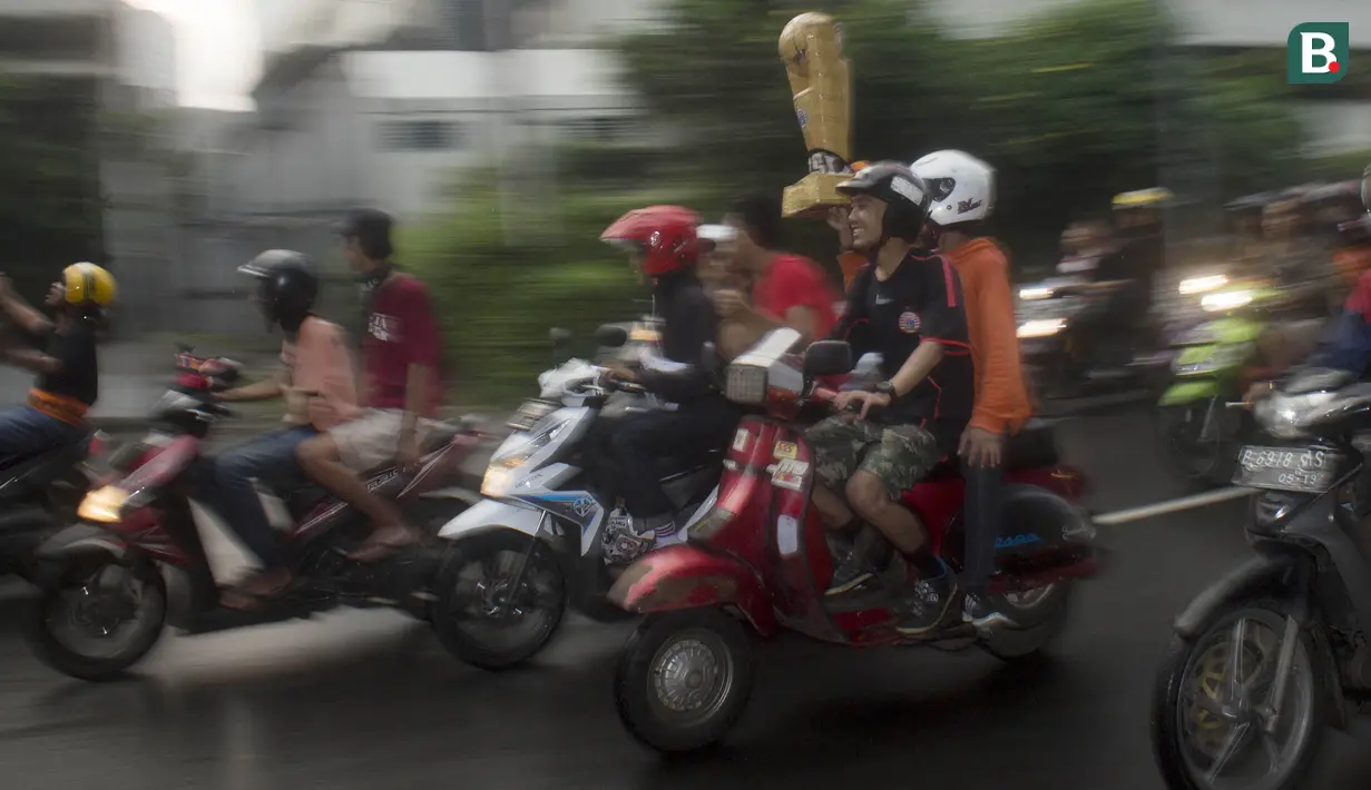 Suporter Persija Jakarta, The Jakmania, konvoi merayakan gelar Piala Presiden dengan melintasi Senayan hingga Monas, Jakarta, Minggu (18/2/2018). Persija meraih juara setelah mengalahkan Bali United. (Bola.com/Asprilla Dwi Adha)