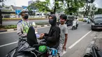 Polisi Lalu lintas menilang pengendara sepeda motor saat Operasi Patuh Jaya 2020 di Jalan Letjen Suprapto, Jakarta Pusat, Kamis (23/7/2020). Ditlantas Polda Metro Jaya menggelar Operasi Patuh Jaya 2020 hingga 5 Agustus untuk menertibkan masyarakat dalam berlalu lintas. (Liputan6.com/Faizal Fanani)
