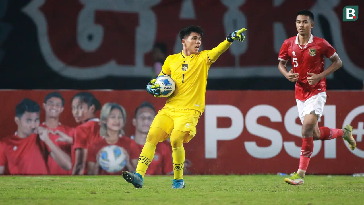 Foto: Aksi Heroik Cahya Supriadi Saat Selamatkan Gawang Timnas Indonesia U-19 dari Gempuran Thailand di Piala AFF U-19