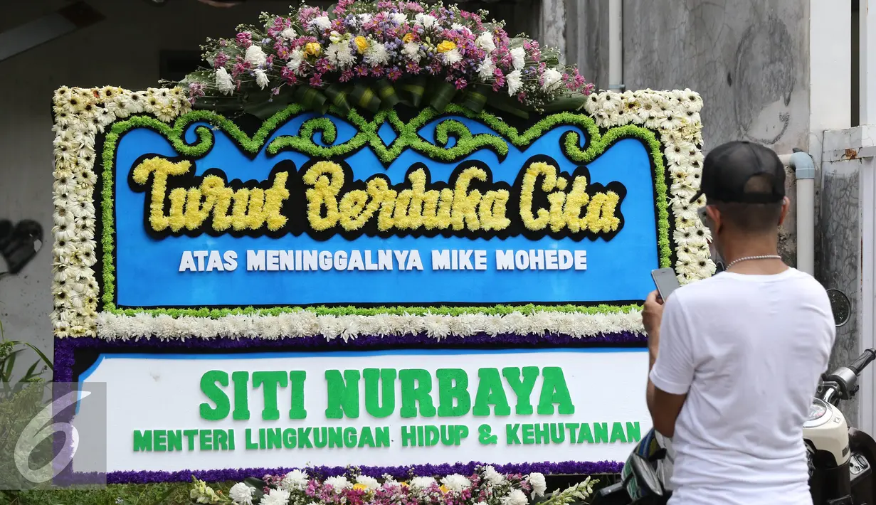 Karangan bunga dari Menteri LHK, Siti Nurbaya terpampang di rumah duka Mike Mohede di kawasan Tangerang Selatan, Banten, Senin (1/8). Mike Mohede meninggal dunia di usia 32 tahun karena serangan jantung. (Liputan6.com/Herman Zakharia)
